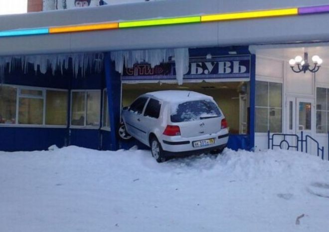 Strange Car Crashes (15 pics)