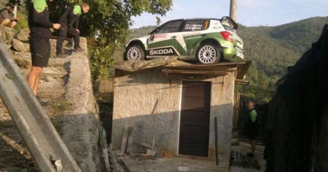 Strange Car Crashes (15 pics)