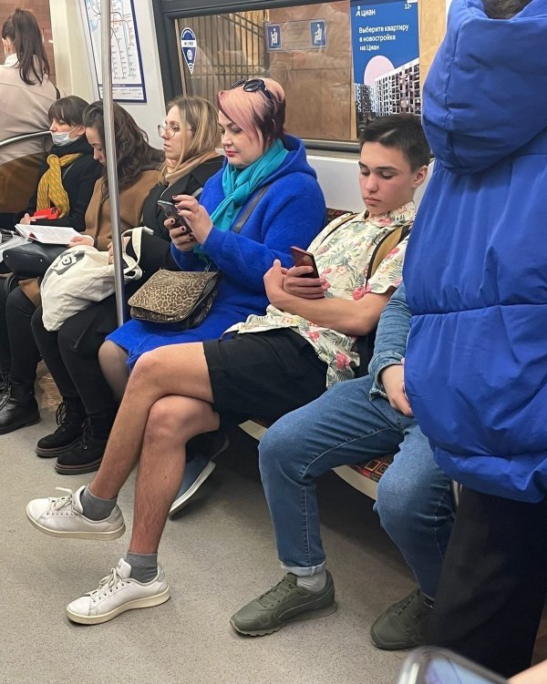 Strange People In The Subway (18 pics)