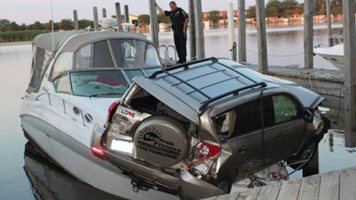 Odd Car Crashes (25 pics)