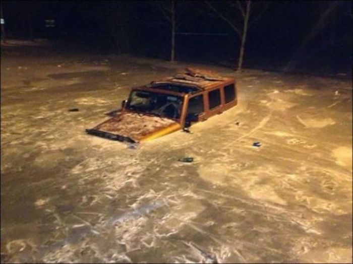 Odd Car Crashes (25 pics)