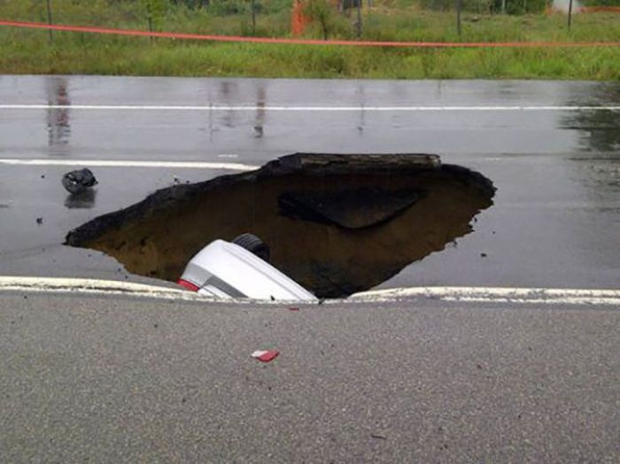 Odd Car Crashes (25 pics)