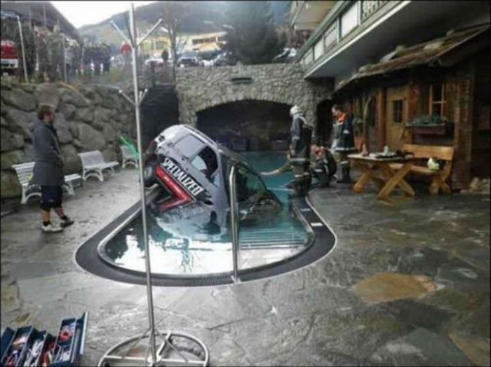 Odd Car Crashes (25 pics)