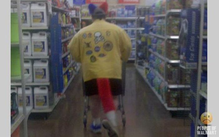 Weird People In Stores (20 pics)
