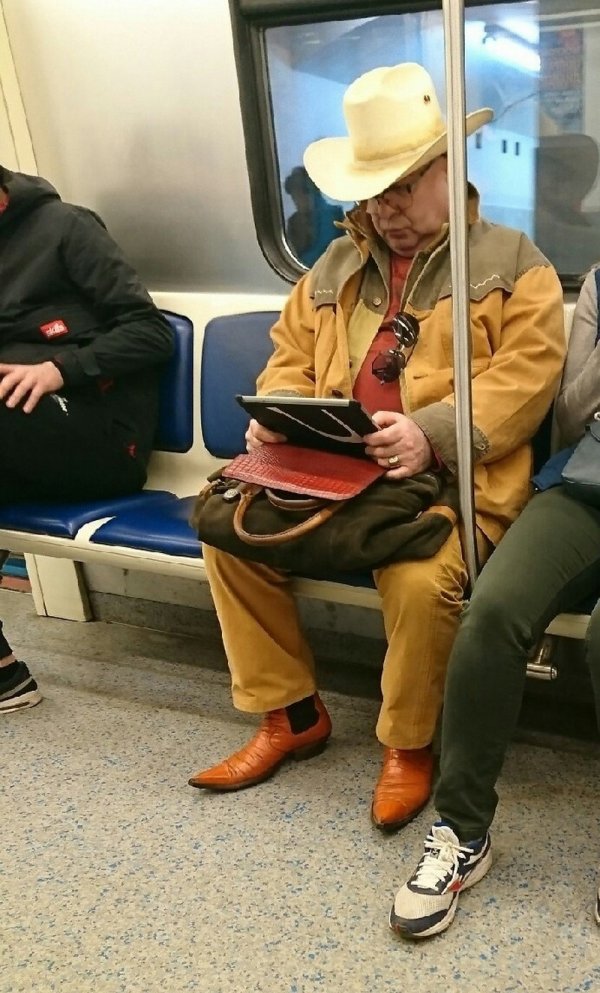 Strange People In The Subway (18 pics)