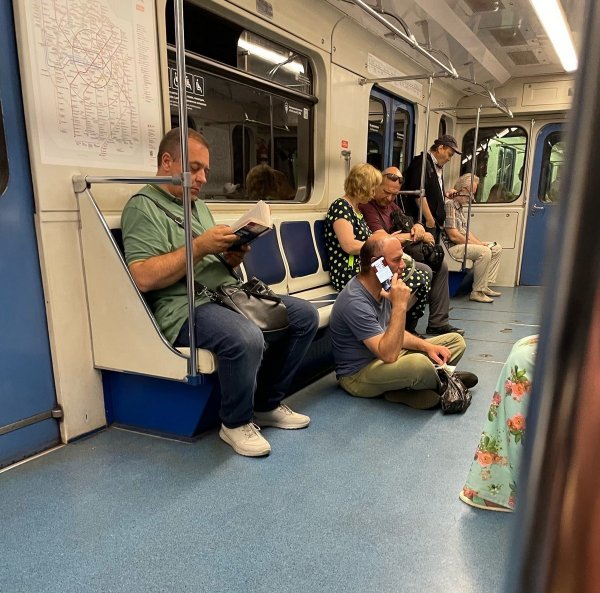 Strange People In The Subway (18 pics)
