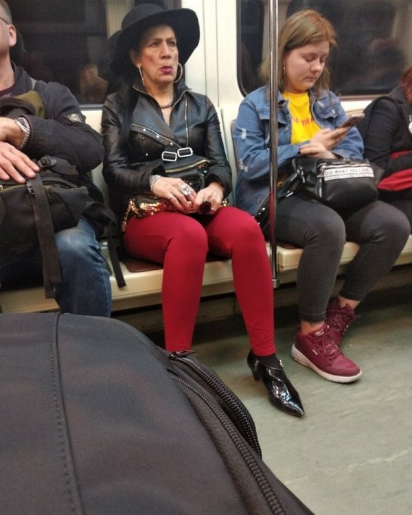 Strange People In The Subway (18 pics)