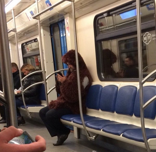 Strange People In The Subway (18 pics)