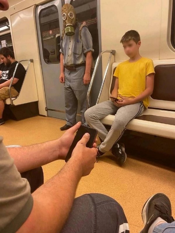 Strange People In The Subway (18 pics)