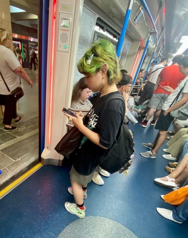 Strange People In The Subway (18 pics)