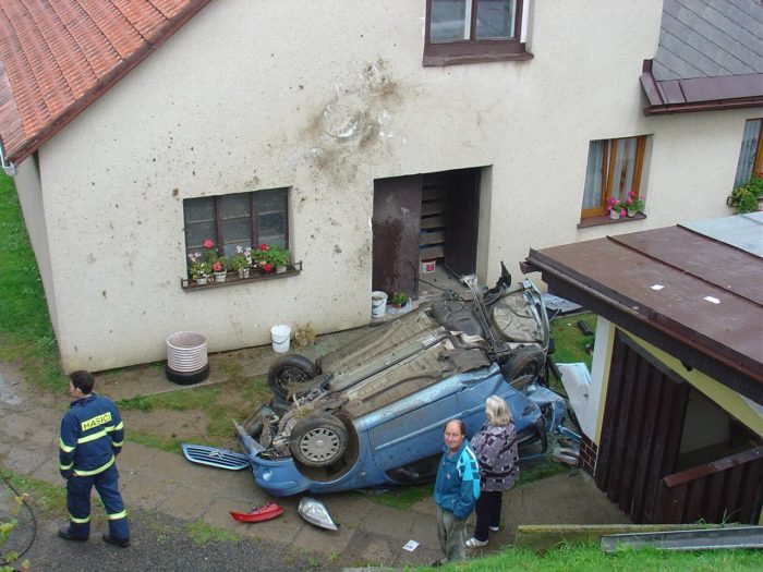Weird Car Crashes (25 pics)
