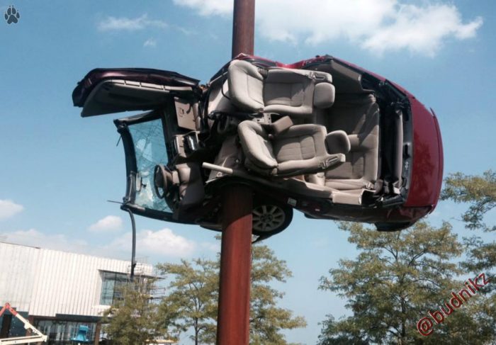 Weird Car Crashes (25 pics)