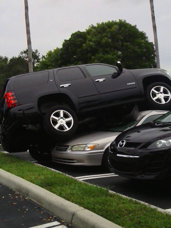 Weird Car Crashes (25 pics)