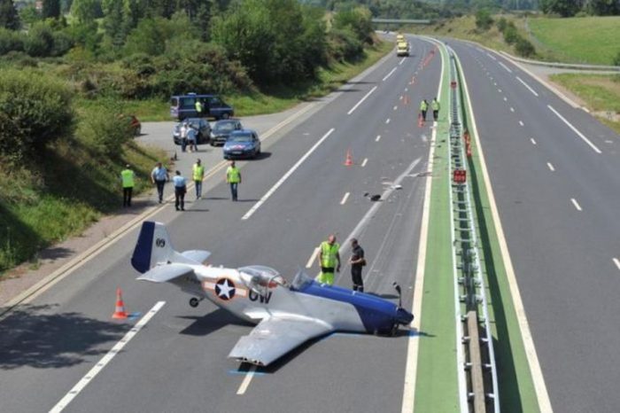 Weird Car Crashes (25 pics)
