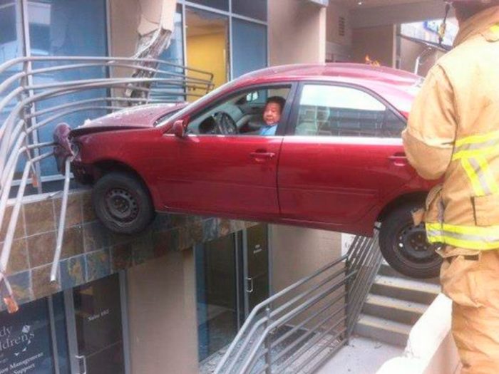 Weird Car Crashes (25 pics)