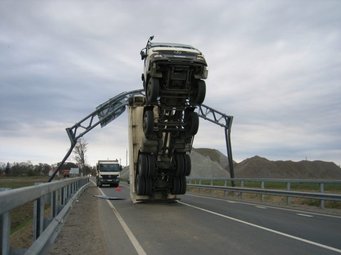 Weird Car Crashes (25 pics)