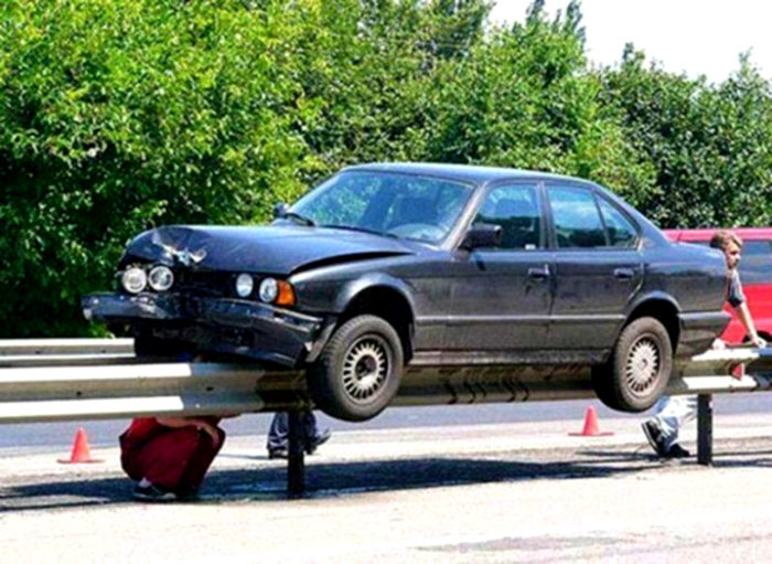 Weird Car Crashes (25 pics)
