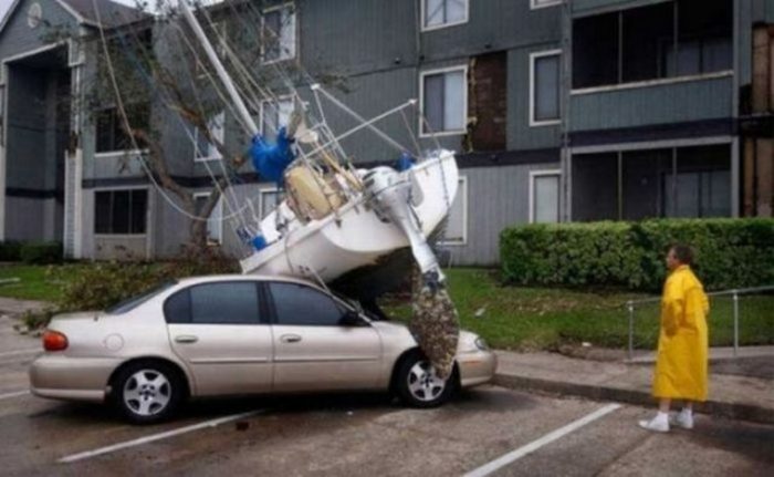 Weird Car Crashes (25 pics)