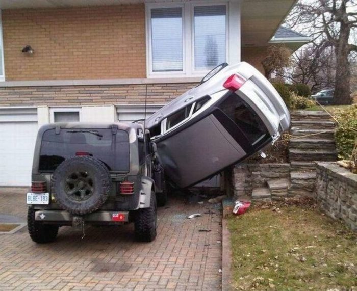 Weird Car Crashes (25 pics)