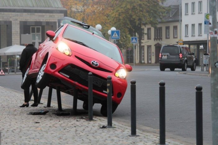 Odd Car Crashes (22 pics)