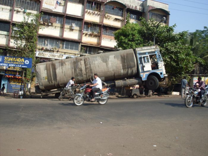 Odd Car Crashes (22 pics)