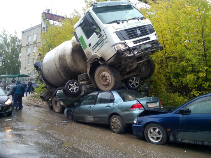 Odd Car Crashes (22 pics)