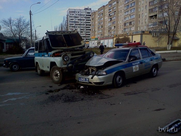 Odd Car Crashes (22 pics)