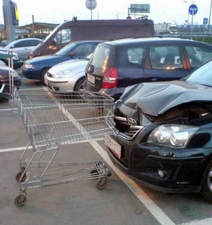 Odd Car Crashes (22 pics)