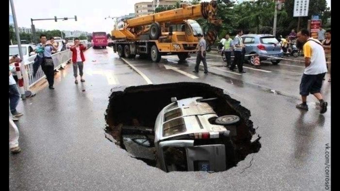 Odd Car Crashes (22 pics)