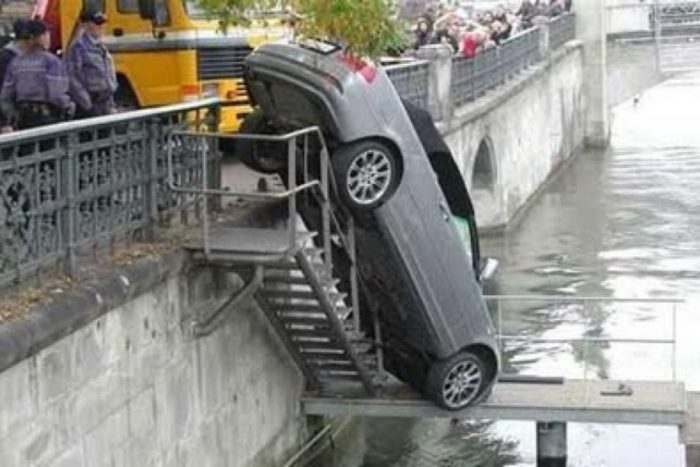 Odd Car Crashes (22 pics)