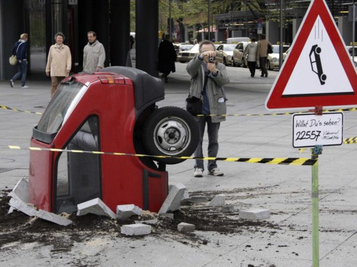 Odd Car Crashes (22 pics)