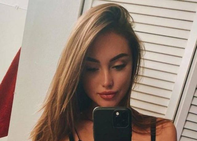 Girls In Tight Dresses (46 pics)