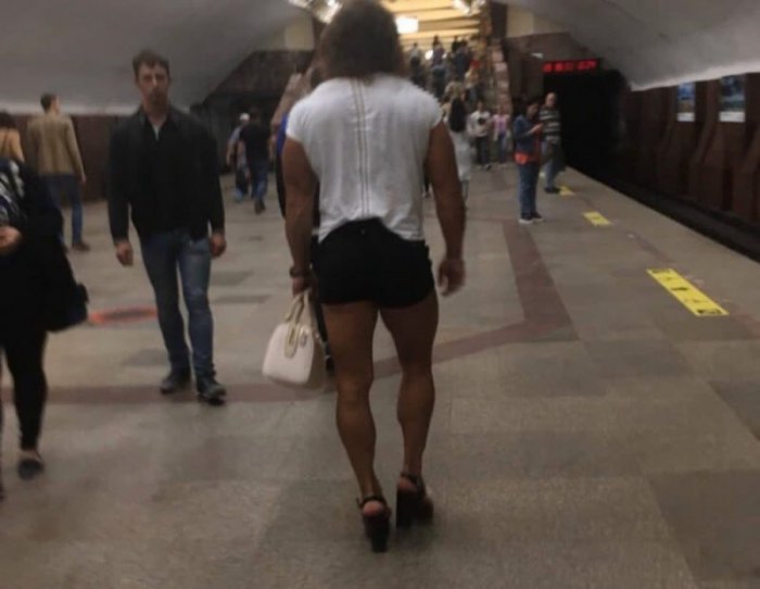 Strange People In The Subway (25 pics)