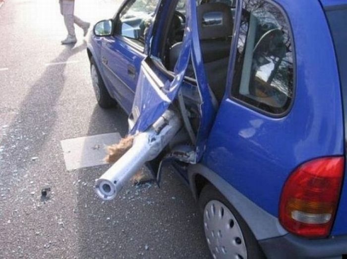 Strange Car Crashes (20 pics)