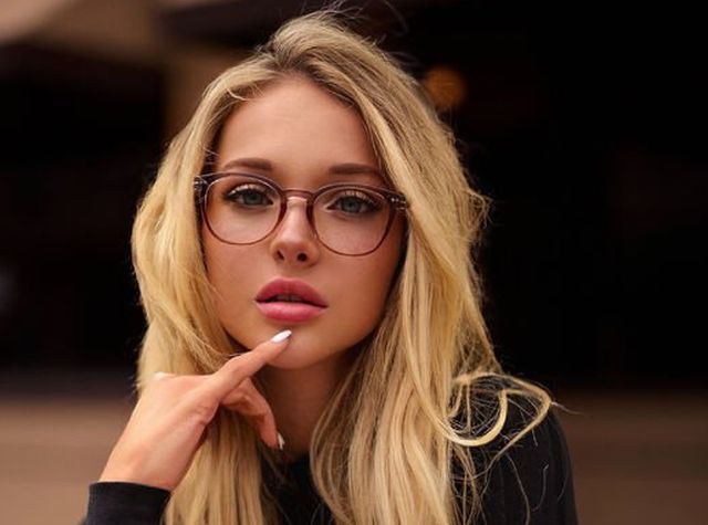 Girls In Glasses (35 pics)