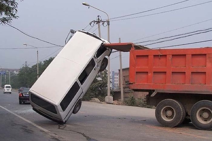Weird Car Crashes (20 pics)
