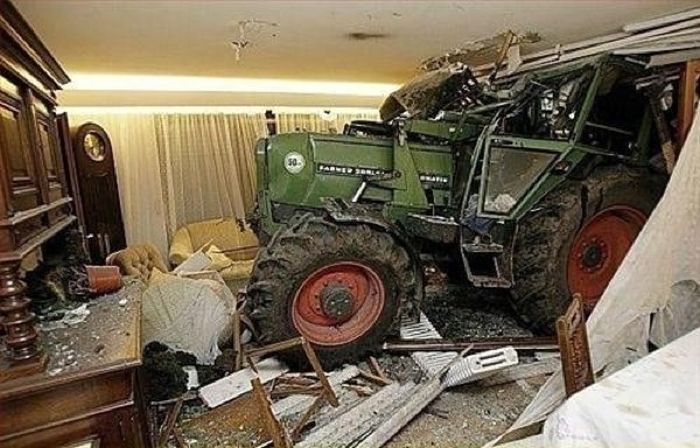 Weird Car Crashes (20 pics)