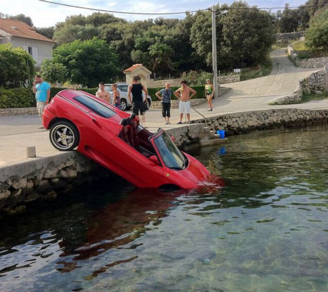 Weird Car Crashes (20 pics)