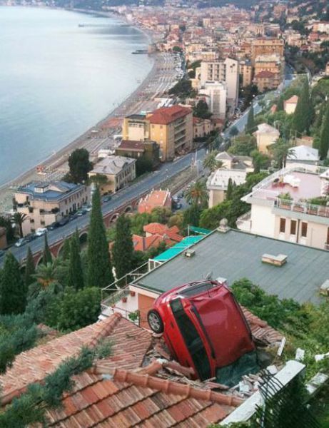 Weird Car Crashes (20 pics)