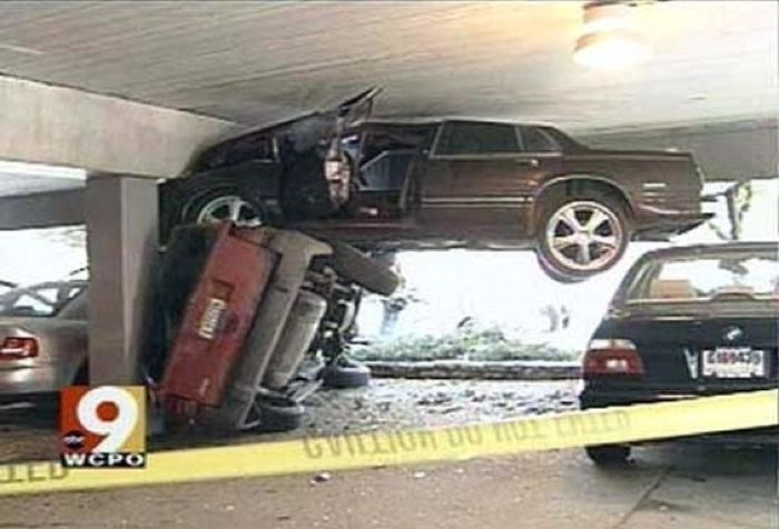 Weird Car Crashes (20 pics)
