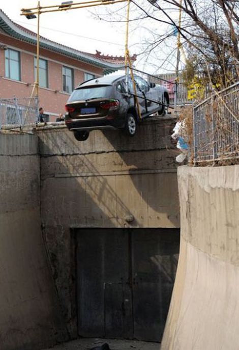 Weird Car Crashes (20 pics)