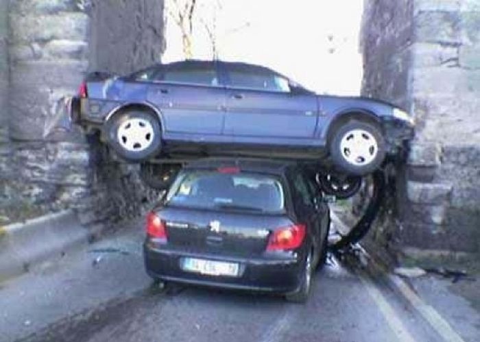 Weird Car Crashes (20 pics)