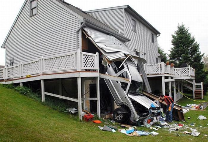 Weird Car Crashes (20 pics)