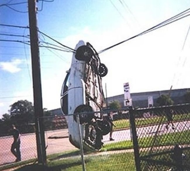 Weird Car Crashes (20 pics)