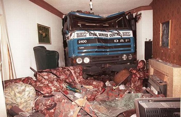 Weird Car Crashes (20 pics)