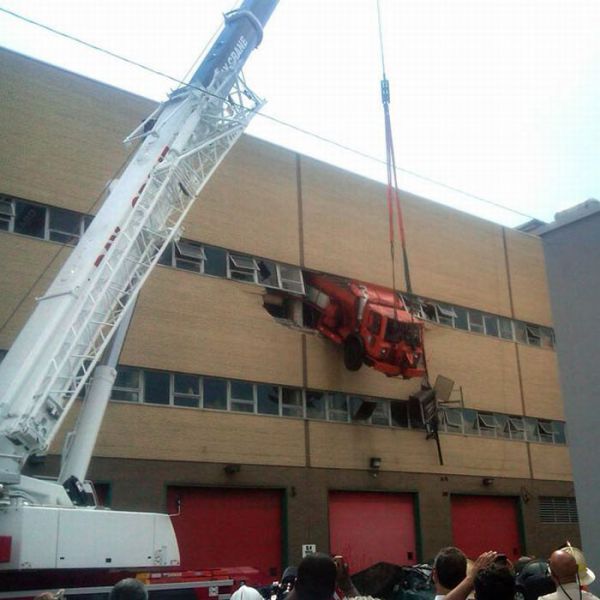 Weird Car Crashes (20 pics)