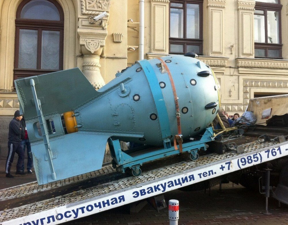 What Is Going On Here? (14 pics)