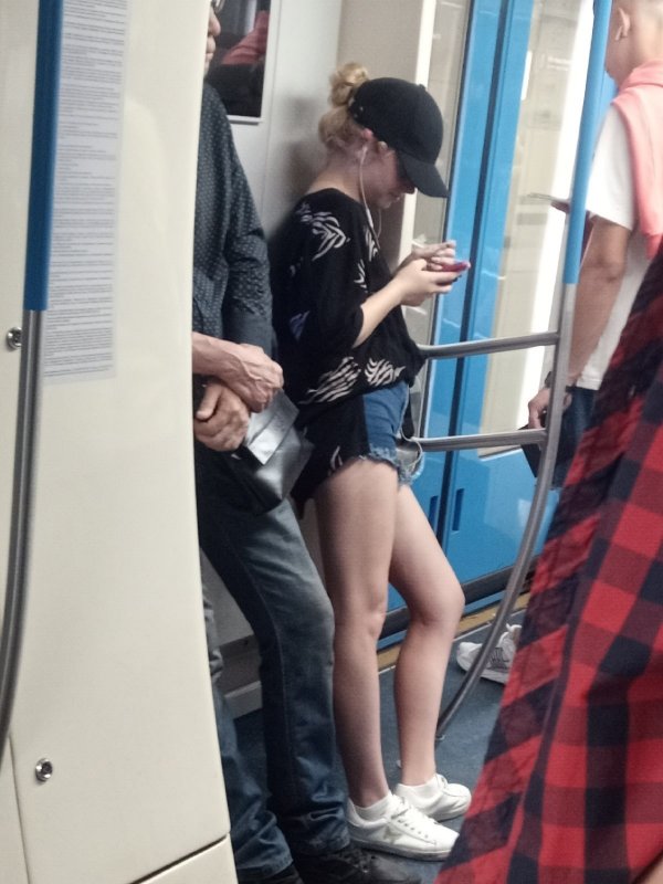 Strange People In the Subway (17 pics)
