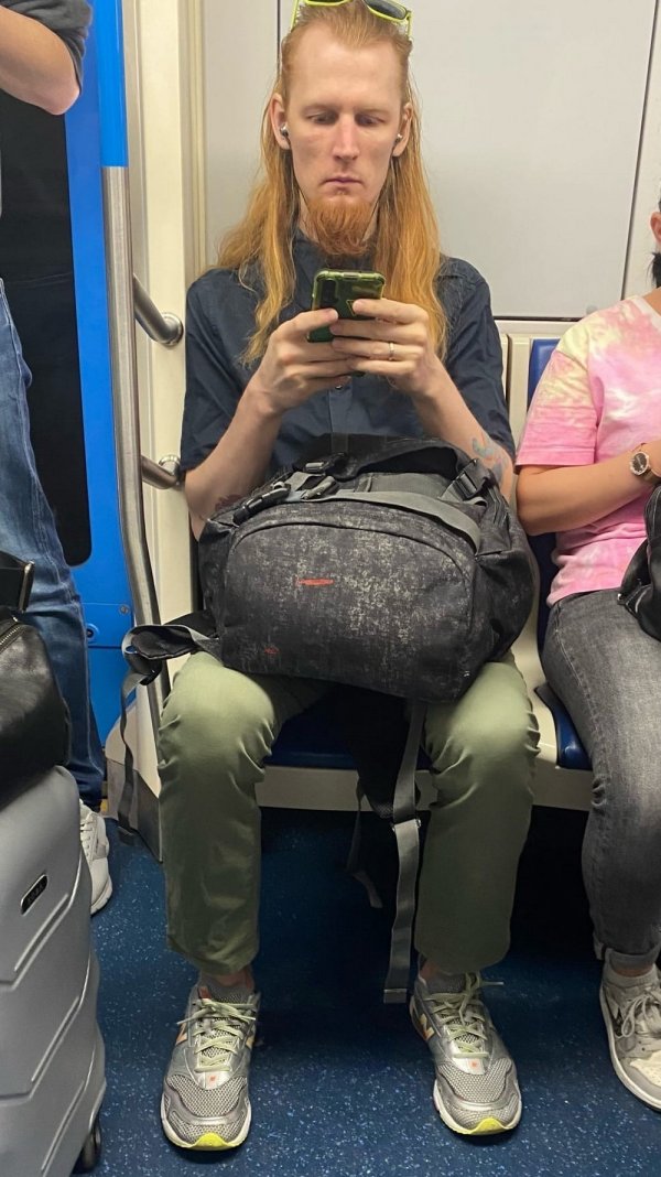 Strange People In the Subway (17 pics)