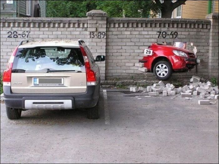 Weird Car Crashes (15 pics)